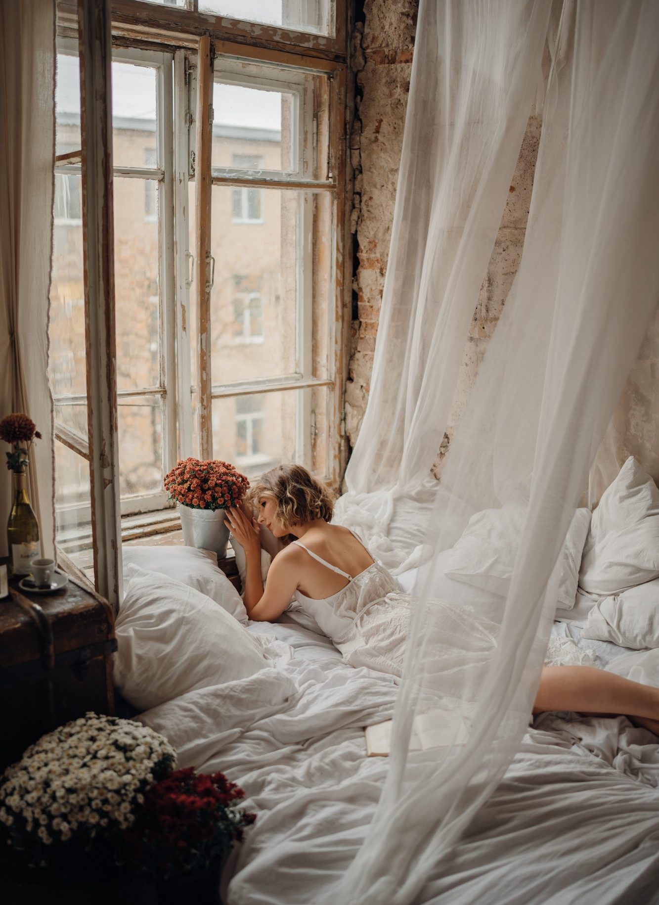 séance intime et artistique qui met en valeur la complicité, la sensualité et la connexion entre deux partenaires Photos de couple type charme et sexy. Photos artistiques en belle chambre de charme.